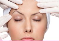 La ventaja mas importante del uso del Plasma Rico en Plaquetas, también conocido como PRP, en los tratamientos Antiage o de rejuvenecimiento facial, es la de utilizar un producto biológico fabricado por nuestro organismo, libre de químicos y exento de riesgos. Es un tratamiento restaurador para ser aplicado en pieles maduras que presenten signos de envejecimiento o en pieles jóvenes con marcas de acné, a través del cual se obtienen resultados visibles, se logra mayor luminosidad y se mejora la coloración, logrando una mejora importante en la tersura de la piel. ¿En qué consiste el tratamiento de Plasma Rico en Plaquetas o PRP? El Plasma Rico en Plaquetas se obtiene a partir de la propia sangre del paciente, mediante un proceso que incluye el centrifugado de una muestra de sangre, de la cual se obtiene el plasma rico en plaquetas. El Plasma Rico en Plaquetas se aplica en la piel por medio de microinyecciones. Este tratamiento consta de 3 pasos: 1.Extracción de sangre:se procede a la desinfección de la zona donde se va a realizar la extracción. 2.Centrifugado: una vez obtenida la muestra se procede a su centrifugación. Al finalizar la centrifugación tenemos ya la muestra preparada para su activación. 3.Aplicación del PRP: el PRP se puede inyectar a nivel intradérmico mediante microinyecciones, donde abundan las células funcionales de la piel, las cantidades sobrantes de PRP se pueden inyectar a modo de nappage en la epidermis para estimular las células epidérmicas. De todos modos, las zonas y la profundidad de inyección dependen de la patología a tratar o del efecto deseado. Consejos post-tratamiento El tratamiento de PRP se puede combinar con la Mesoterapia a los 7-14 días para optimizar los resultados. Se recomienda hacer un ciclo de 3 sesiones por año, y opcionalmente, se combina con otros productos, dependiendo de las necesidades de la piel. Los pacientes van a desarrollar un poco de inflamación, que interpretarán como un signo de reactivación de su piel. En algunos puntos, la aguja puede producir algunas pequeñas marcas, que desaparecen al día siguiente sin ningún problema. Se pueden aplicar maquillaje y sus cosméticos habituales. EDIT THIS PAGE.